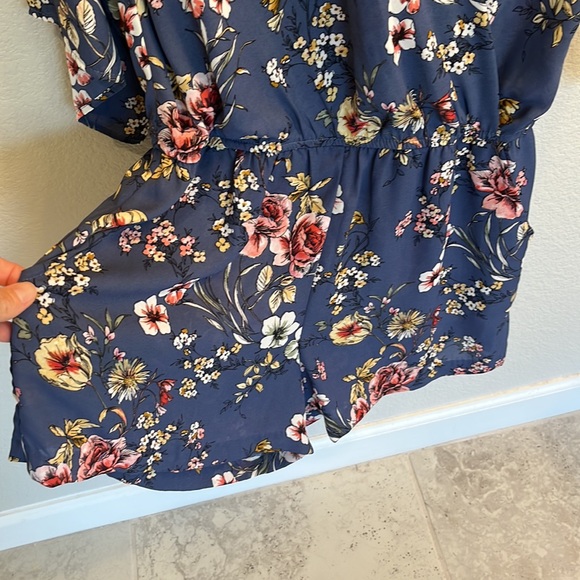 IN San Francisco Flutter sleeve elastic waist romper with POCKETS! - Picture 2 of 4